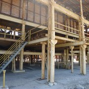 Sata Rosalía was founded in 1884 by a French mining company El Boleo. Copper was mined there until 1954 when the operations were abandonded. There are old factory buildings and equipment everywhere. The mine is now owned by a Canadian company and recently re-opened, using more modern technologies. Uncontrolled growth can be seen everywhere (including the humangous dump right next to the highway). Město bylo založeno v 1884 francouzskou těžební společností El Boleo, a těžila se tady měď do roku 1954. Důl, továrny na zpracování mědi, a přístav byly ponechány osudu. Staré tovární budovy a náčiní jsou k vidění všude .Těžba byla nedávno obnovena novým kanadským majitelem, a znaky nekontrolovaného růstu jsou všude. Betové krabice pro zaměstance, a taky obroské smetiště. : Baja2011